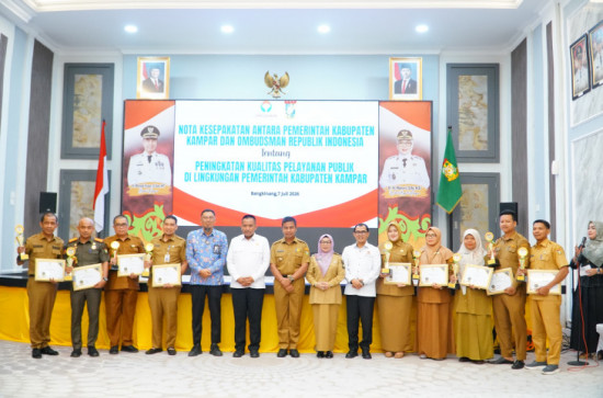 Pemkab Kampar Tandatangani MoU Dengan Ombudsman RI, Sekaligus Serahkan Penghargaan Bupati Award Pelayanan Publik