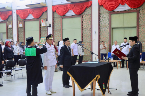 Wujudkan Tata Kelola Pemerintahan Yang Bersih dan Melayani, Pj Sekda Kampar Kukuhkan dan Lantik 43 Pejabat Administrator dan Pengawas di Lingkup Pemkab Kampar.