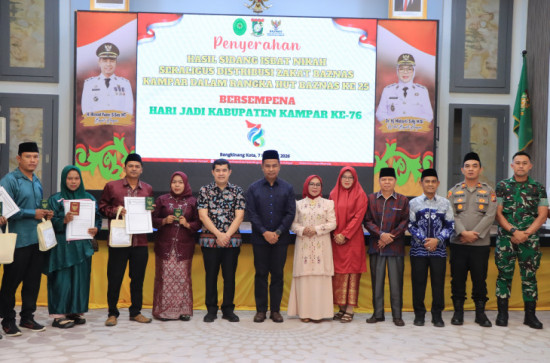 Bupati Dan Wakil Bupati Kampar Serahkan Surat Nikah Hasil Sidang Isbath Serta Distribusi Bantuan Baznas Kab. Kampar 