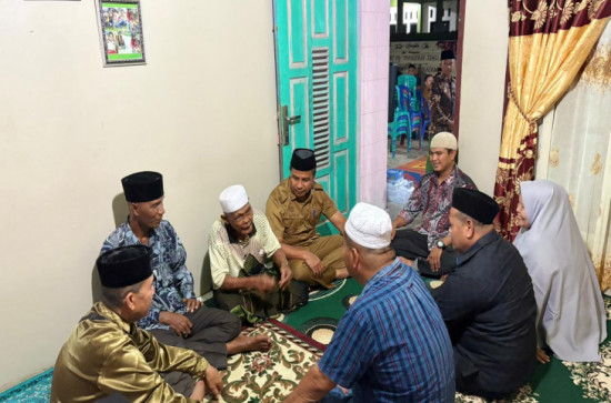 Bupati Kampar Melayat ke Rumah Duka Tokoh Perempuan Desa Petapahan Kampung