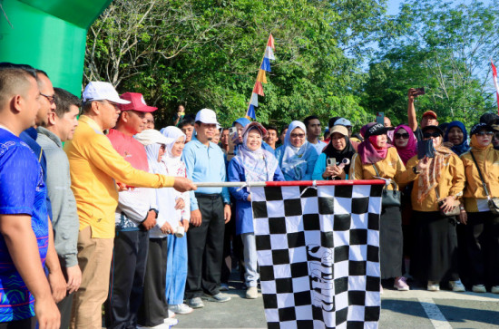 Lepas Jalan Santai dan CFD Universitas Pahlawan Tuanku Tambusai, Rektor Amir Luthfi Ajak Bupati dan Wakil Bupati Kampar Kelilingi Kebun Raya