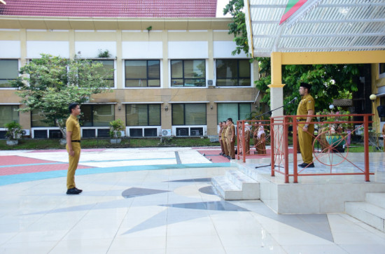 Bupati Kampar diwakili Plt Asisten I Setda Kampar Tengku Said Hidayat Pimpin Apel Gabungan di Lingkungan Kantor Bupati Kampar
