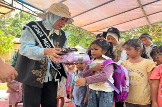 Sosialisasikan Wajib Belajar 1 Tahun Prasekolah serta Berikan Bantuan Alat Sekolah di Daerah 3T, Bunda PAUD Kampar Susuri Sungai Subayang