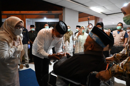 Sambut Kepulangan Jamaah Haji Kampar Kloter 05, Bupati Ahmad Yuzar: Selamat Kembali ke Tanah Air dengan Predikat Haji Mabrur