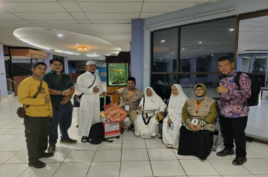 Jamaah Haji Kampar Kloter 06 Tiba di Tanah Air, Disambut Haru di Batam
