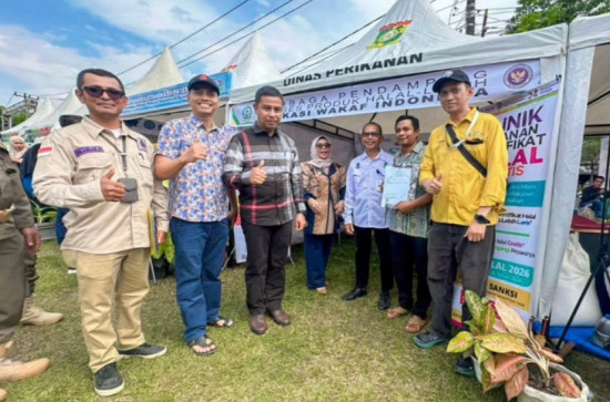 Bupati dan Wakil Bupati Kampar Tinjau Stand Pesta Rakyat Kampar Dihati, Serahkan Sertifikat Halal kepada Pelaku UMKM