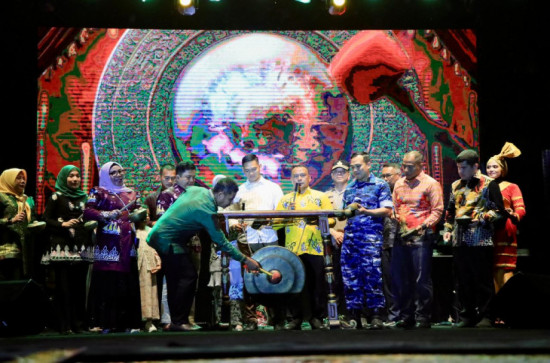 Pesta Rakyat “Kampar Dihati” Resmi Dibuka Bupati dan Wakil Bupati Kampar, Ribuan Masyarakat Padati Lapangan Merdeka Bangkinang.