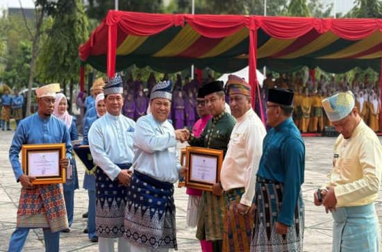 Hadiri Apel Hari Jadi ke-69 Provinsi Riau, Bupati Kampar Raih Penghargaan Terbaik II Perencanaan dan Pencapaian Daerah