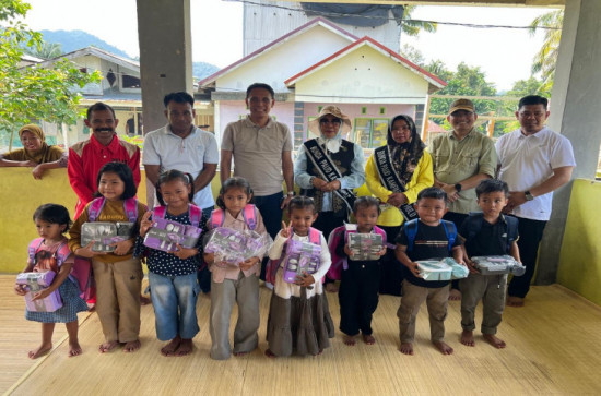 Kehadiran Bunda PAUD Disambut Meriah bercampur Haru oleh Anak-Anak PAUD