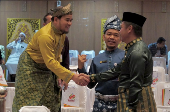 Bupati dan Wakil Bupati Kampar Hadiri Sidang Paripurna Hari Jadi ke-69 Provinsi Riau di DPRD Provinsi Riau.