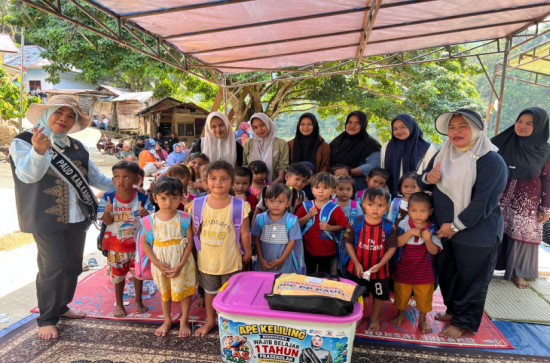 Wajib Belajar Satu Tahun Prasekolah Harus Menjangkau Semua Anak, Bunda Paud Kampar Jenguk Langsung Anak-anak di Ujung Akses Pendidikan
