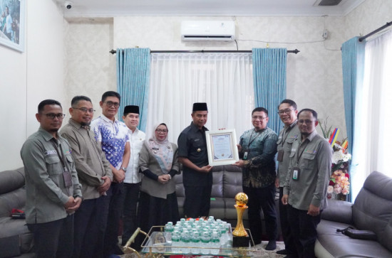 Sinergi BUMD dan Pemkab: BPRS Berkah Serahkan Penghargaan 'Top Pembina BUMD 2026' ke Bupati Kampar.