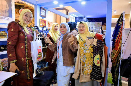 Angkat Potensi UMKM dan Budaya Nusantara, Ketua Dekranasda Kampar Hadiri Puncak HUT Ke-46 Dekranas di Makassar