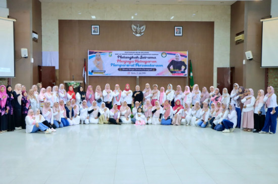 Pertemuan Rutin Bulanan DWP UP Setda Kampar, Perkuat Kebugaran dan Persaudaraan Melalui Line Dance