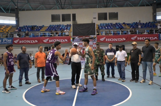 Wakili Bupati Kampar, Kadis Kominfo dan Persandian Lukmansyah Badoe Resmi Buka HSBL di Sport Center Bangkinang.