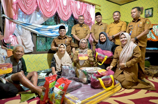 Wabup Kampar Dr. Hj. Misharti Serahkan Bantuan untuk Korban Kebakaran di Desa Koto Masjid