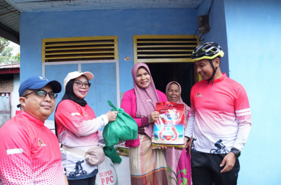 Bupati dan Wakil Bupati Kampar Salurkan Bantuan Beras dan Sembako Sambut Ramadhan Bersama Komunitas Sepeda Kampar