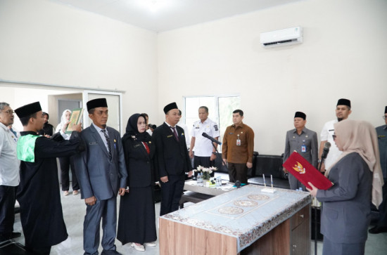 Wakil Bupati Kampar Dr. Misharti, S.Ag, M.Si Lantik Pejabat Administrator di Lingkungan Dukcapil Kabupaten Kampar