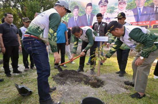 Sinergi Pemkab dan Kemenag Kampar, Bupati Ahmad Yuzar Tanam Bibit Durian dalam Gerakan Penghijauan Ekoteologi