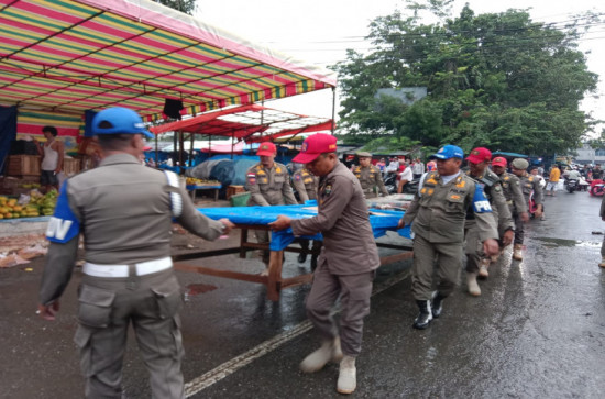 Dengan Santun, Satpol PP Kampar Tertibkan Pedagang Pasar