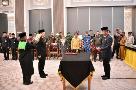 Bupati Kampar Ahmad Yuzar Lantik dan Ambil Sumpah Jabatan Sekretaris Daerah Kabupaten Kampar Dr. Ardi Mardiansyah