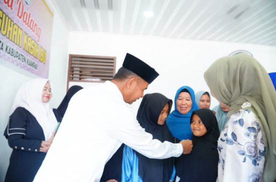 Kunjungi Panti Asuhan Kasih Ibu Dan Serahkan Bantuan, Bupati Kampar Katakan Jadikan Sebagai Program Prioritas