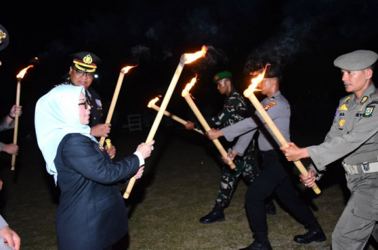 Bersama Kapolres Kampar, Wakil Bupati Kampar Dr. Hj. Misharti Pimpin Upacara Taptu dan Pawai Obor Sambut HUT RI Ke-81
