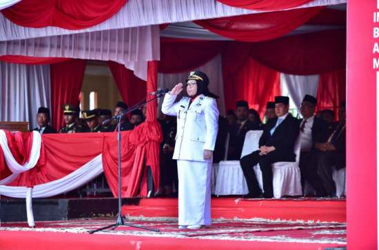 Wakil Bupati Kampar Jadi Irup  Upacara Penurunan Bendera Pada HUT RI Ke-81 Di Kab. Kampar, Upacara Berlangsung Khidmat