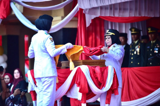 Berjalan Sukses dan Lancar, Wakil Bupati Kampar Jadi Inspektur Pada Upacara Penurunan Sang Saka Merah Putih HUT RI ke 81