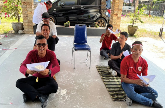 Tingkatkan Kebersamaan Momentum HUT Ke 81 Kemerdekaan RI di Bawaslu Kampar, Pimpinan dan Staf Ikuti Lomba