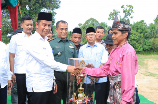 Angkat Miniatur Rumah Adat, Pak Zukirman dkk Juara Lomba Sampan Hias 