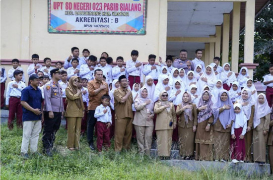 Wakil Bupati Kampar Tinjau SD Rusak dan Terkendala Listrik di Kampung Baru