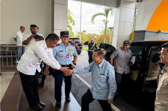 Hadiri Wisuda Universitas Pahlawan, Bupati Kampar Sambut Kedatangan Jusuf Kalla. 