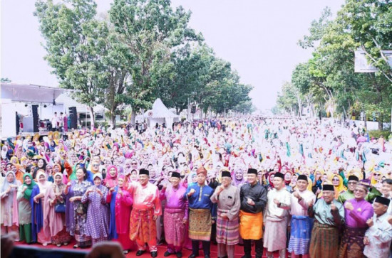 Torehkan Rekor Dunia, 6.000 Penari Zapin Massal BKOW Riau Guncang Pekanbaru. 