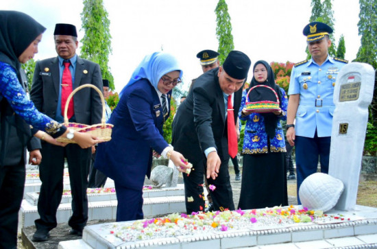 Sempena Harkitnas ke 118, Pemkab Kampar Lakukan Tabur Bunga di TMP Eka Kusuma Bakti 