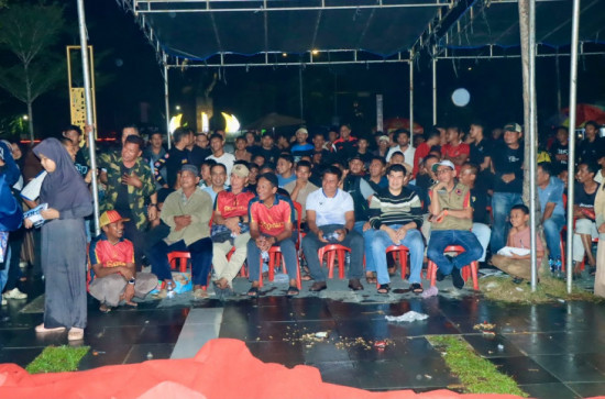 Bersama Ribuan Penonton, Bupati Kampar Saksikan Pertandingan Final Piala Dunia 2026
