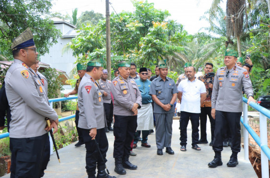 Plt. Kasatpol PP Kampar Dampingi Kapolda Riau ke XIII Koto Kampar Tinjau Pembangunan Jembaban