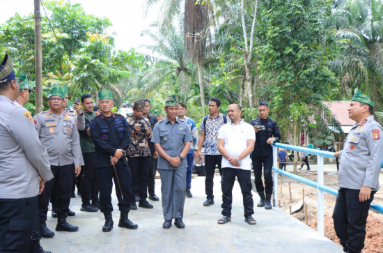 Akses Vital, Bupati Kampar Dampingi Kapolda Riau Tinjau Langsung Pembangunan Jembatan Presisi Polri di Desa Lubuk Agung XIII Koto Kampar. 