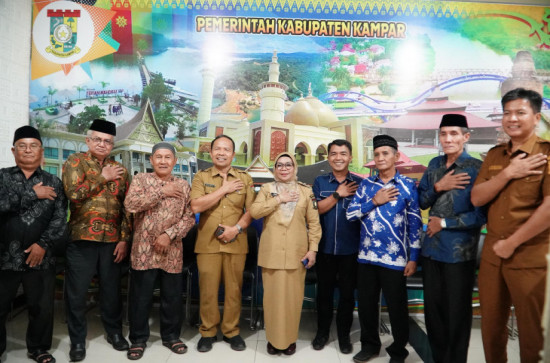 Ninik Mamak Kenegerian Lipat Kain Apresiasi Pemkab Kampar dan Undang pada Peletakan Batu Pertama Madrasah Ibtidaiyah 