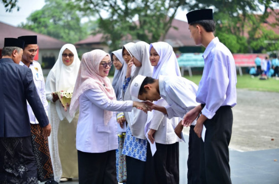 Pimpin Upacara Hari Santri Nasional 2026, Wakil Bupati Kampar Dr. Hj. Misharti Dorong Peran Strategis Santri dalam Pembangunan Daerah