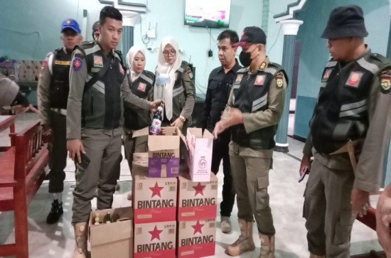 Operasi Kedai Remang-Remang, Tim Yustisi Amankan Sebanyak 92 Botol Miras dan Tuak 