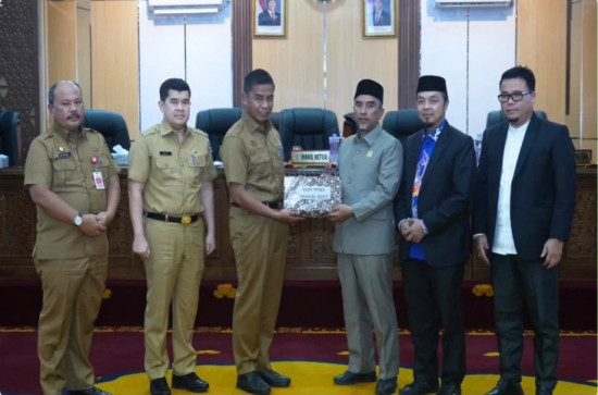 Bupati Kampar Hadiri Paripurna Ranperda APBD 2025 dan Sampaikan Rancangan KUA-PPAS 2027.