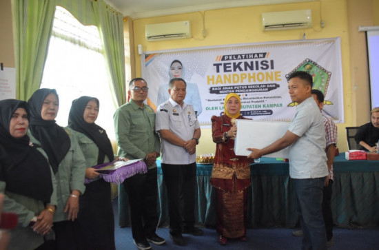 Ketua Umum LKKS Hadiri Pelatihan Teknisi Handphone untuk Tingkatkan Keterampilan Pemuda