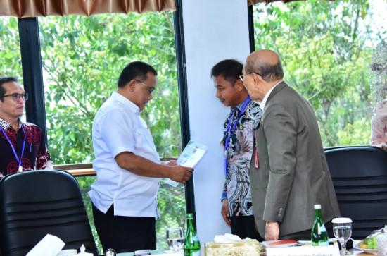 Sambut Kedatangan Menteri Lingkungan Hidup, Bupati Kampar Serahkan Proposal Lingkungan