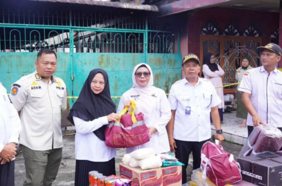 Wabup Kampar Misharti Tinjau Korban Kebakaran di Kelurahan Langgini dan Salurkan Bantuan Langsung.
