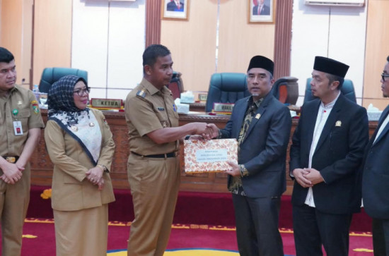 Bupati Kampar Sampaikan Ranperda Perubahan APBD TA 2026 dalam Rapat Paripurna DPRD.