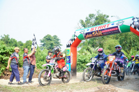 Dukung Potensi Wisata dan Olahraga Otomotif, Wakili Bupati Kampar Sekretaris Dispora Resmi Buka Event Trabas Jelajah Wisata Alam Kampar 2026