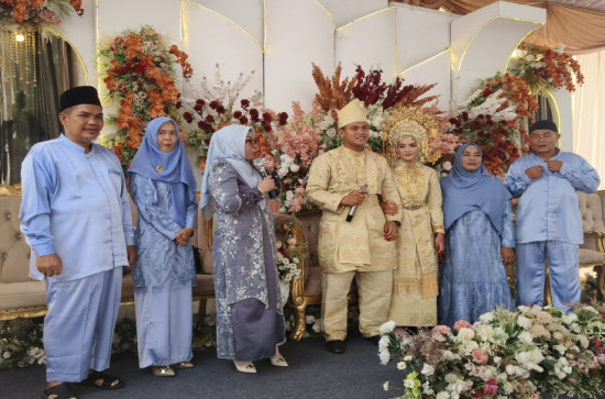 Hadiri Resepsi Pernikahan M. Riyad dan Ella di Desa Kuok, Wakil Bupati Kampar Dr. Hj. Misharti ;   Jadi Keluarga Sakinah, Mawaddah dan Warahmah. 