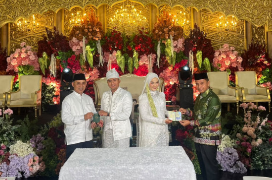 Bupati Kampar Ahmad Yuzar Jadi saksi Nikah, Sekda Kampar Jadi Pembina Upacara Pedangpora Pesta Pernikahan Novia Putri Anggraini, S.Tr.I.P dengan Bora Indra Purnama, S.Tr.Tra,d