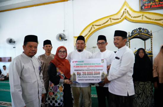 Hari Kedua Safari Ramadhan di Bukit Kemuning, Wakil Bupati Kampar Serahkan Bantuan dan Dana Pembangunan Masjid Rp20 Juta Masjid Baitul Muttaqin